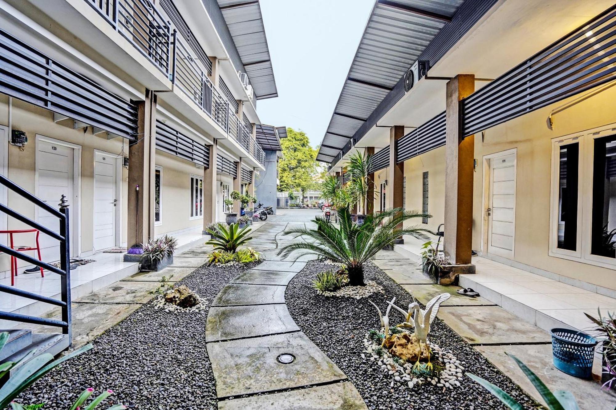 Oyo Life 92190 Arya Guest House Tulungagung Exterior photo