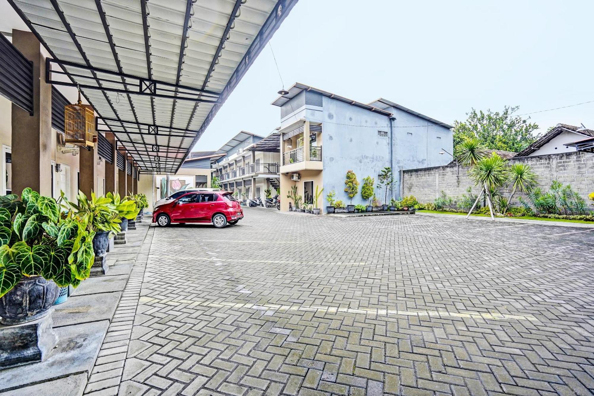 Oyo Life 92190 Arya Guest House Tulungagung Exterior photo