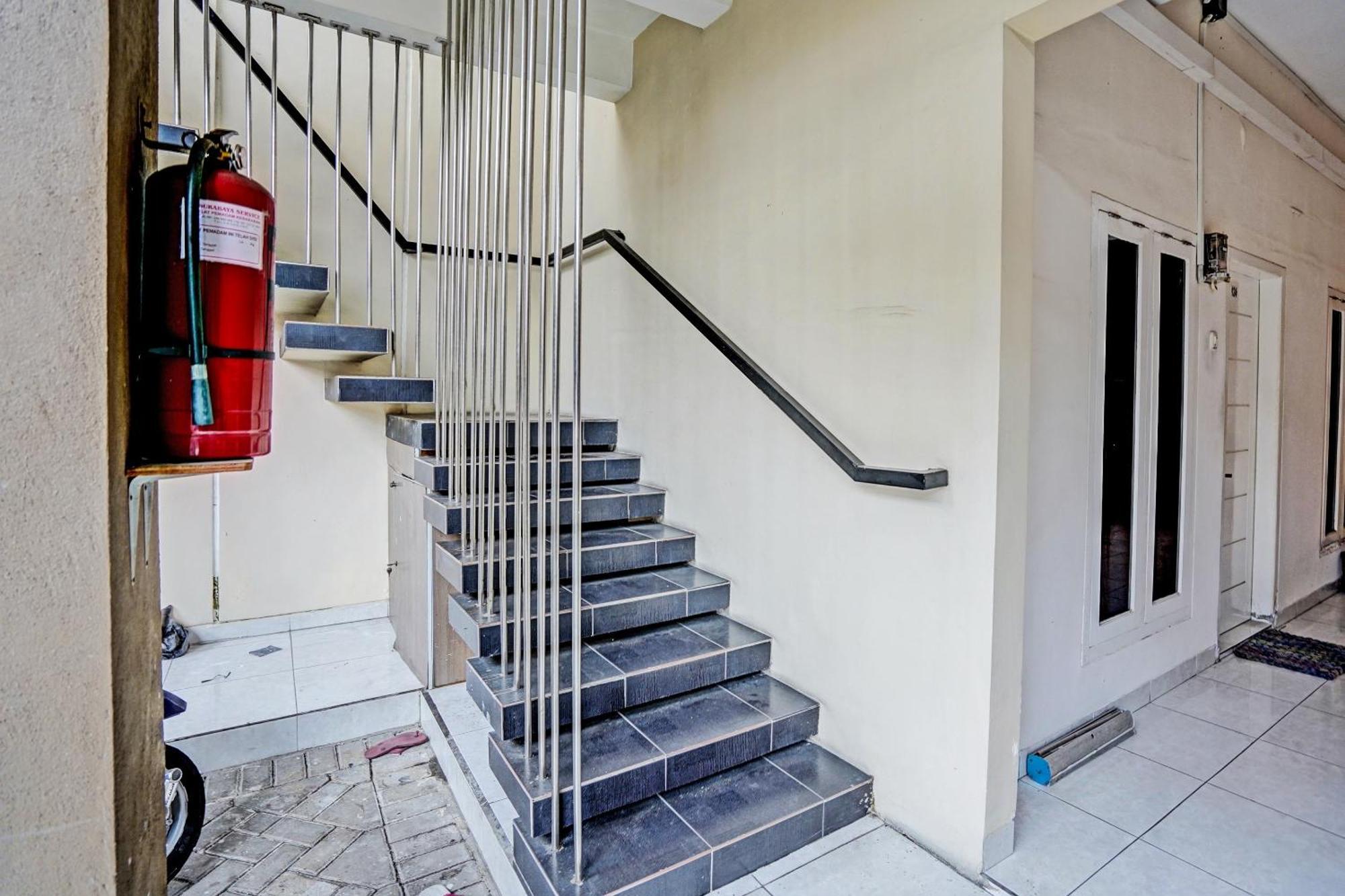 Oyo Life 92190 Arya Guest House Tulungagung Exterior photo