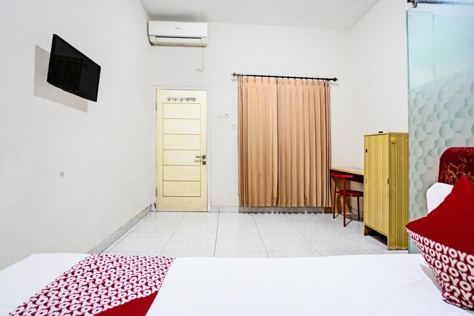 Oyo Life 92190 Arya Guest House Tulungagung Exterior photo
