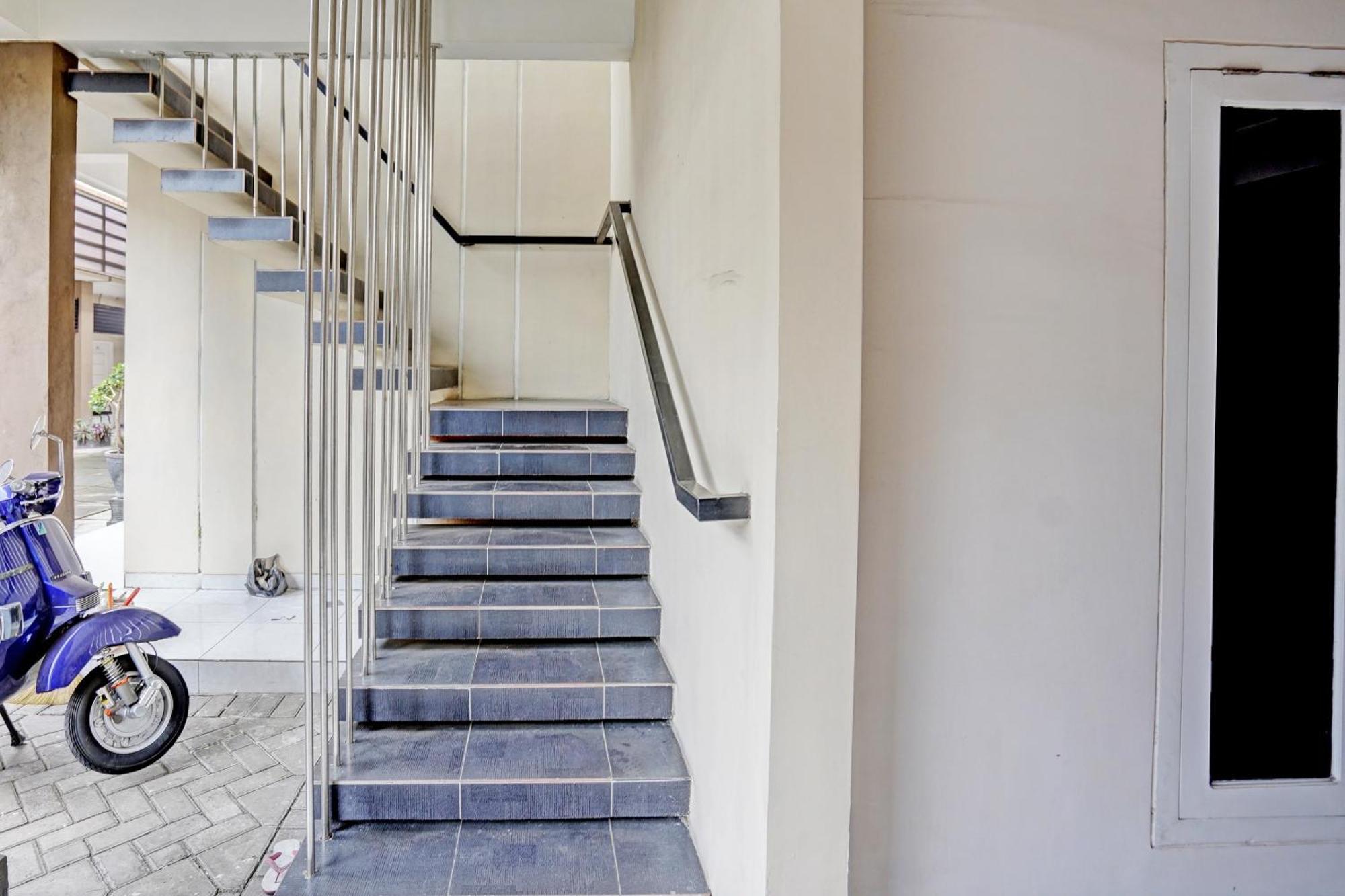 Oyo Life 92190 Arya Guest House Tulungagung Exterior photo