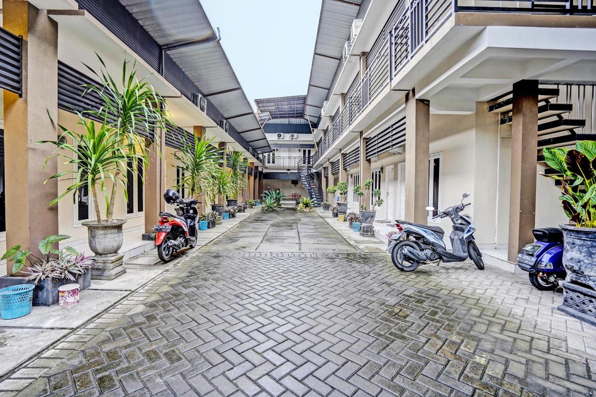 Oyo Life 92190 Arya Guest House Tulungagung Exterior photo