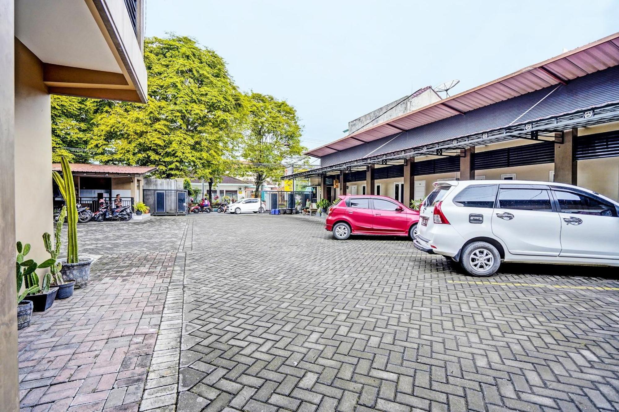 Oyo Life 92190 Arya Guest House Tulungagung Exterior photo