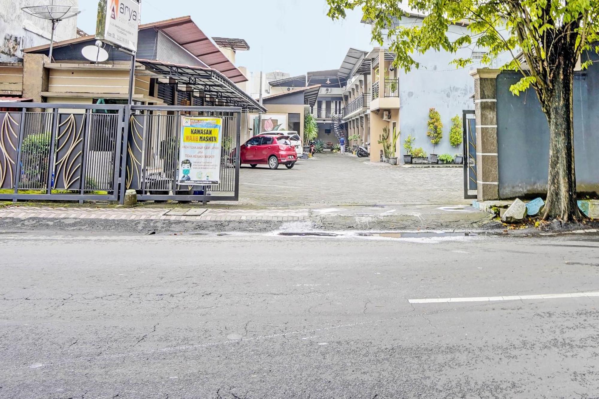Oyo Life 92190 Arya Guest House Tulungagung Exterior photo