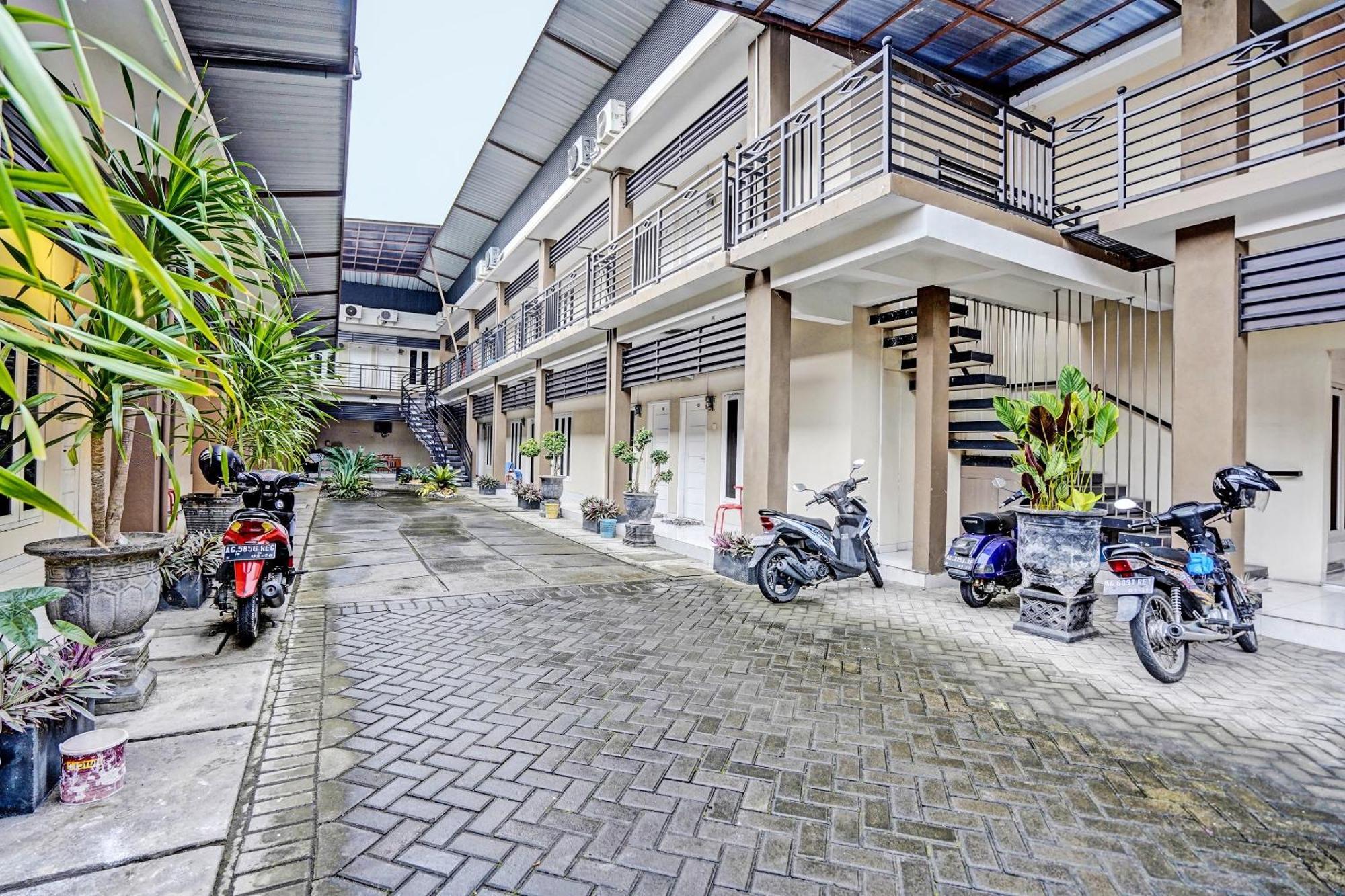 Oyo Life 92190 Arya Guest House Tulungagung Exterior photo